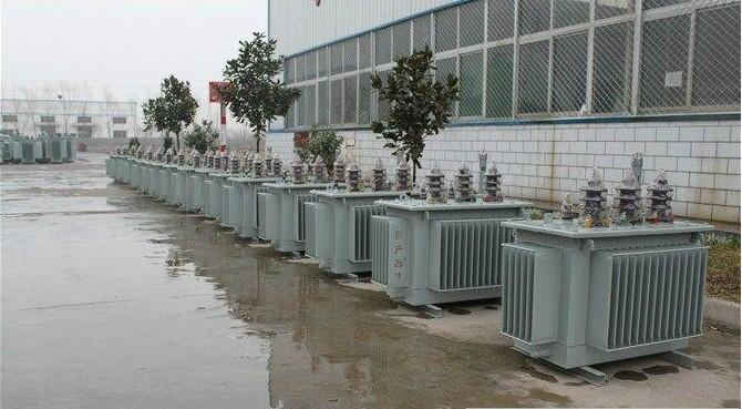 油浸式變壓器的保養如何去做？預防滲漏油：油浸式變壓器在油箱內充滿變壓器油，裝配中依靠緊固件對耐油橡膠元件加壓而密封。
